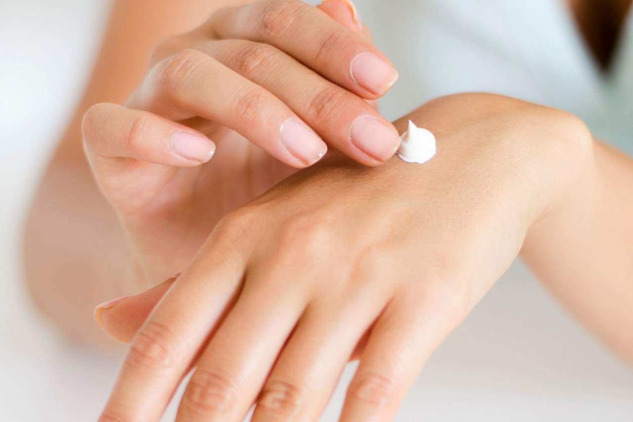 Bálsamo de extractos naturales: crema CBD para tatuajes
