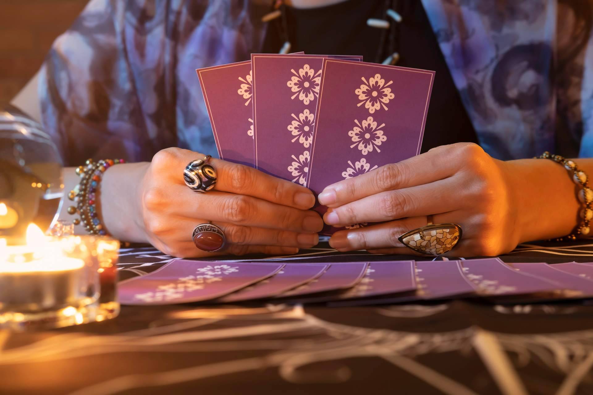 Encontrar videntes verdaderas, buenas y económicas que atienden las 24 horas del día es posible de la mano de Universo del Tarot