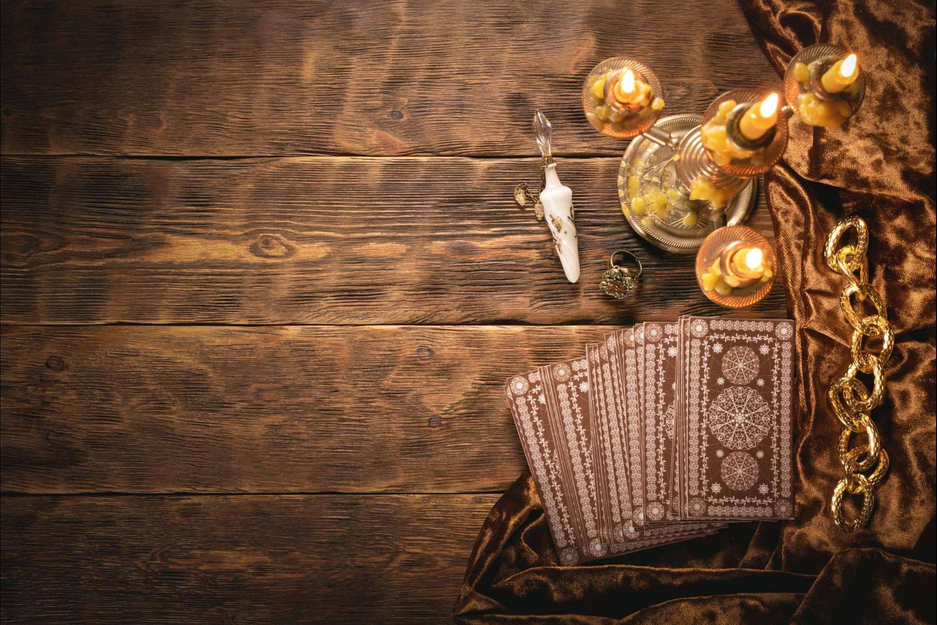 Tarot online personalizado de la mano de Nazaret Hermida, una de las astrólogas más destacadas de España