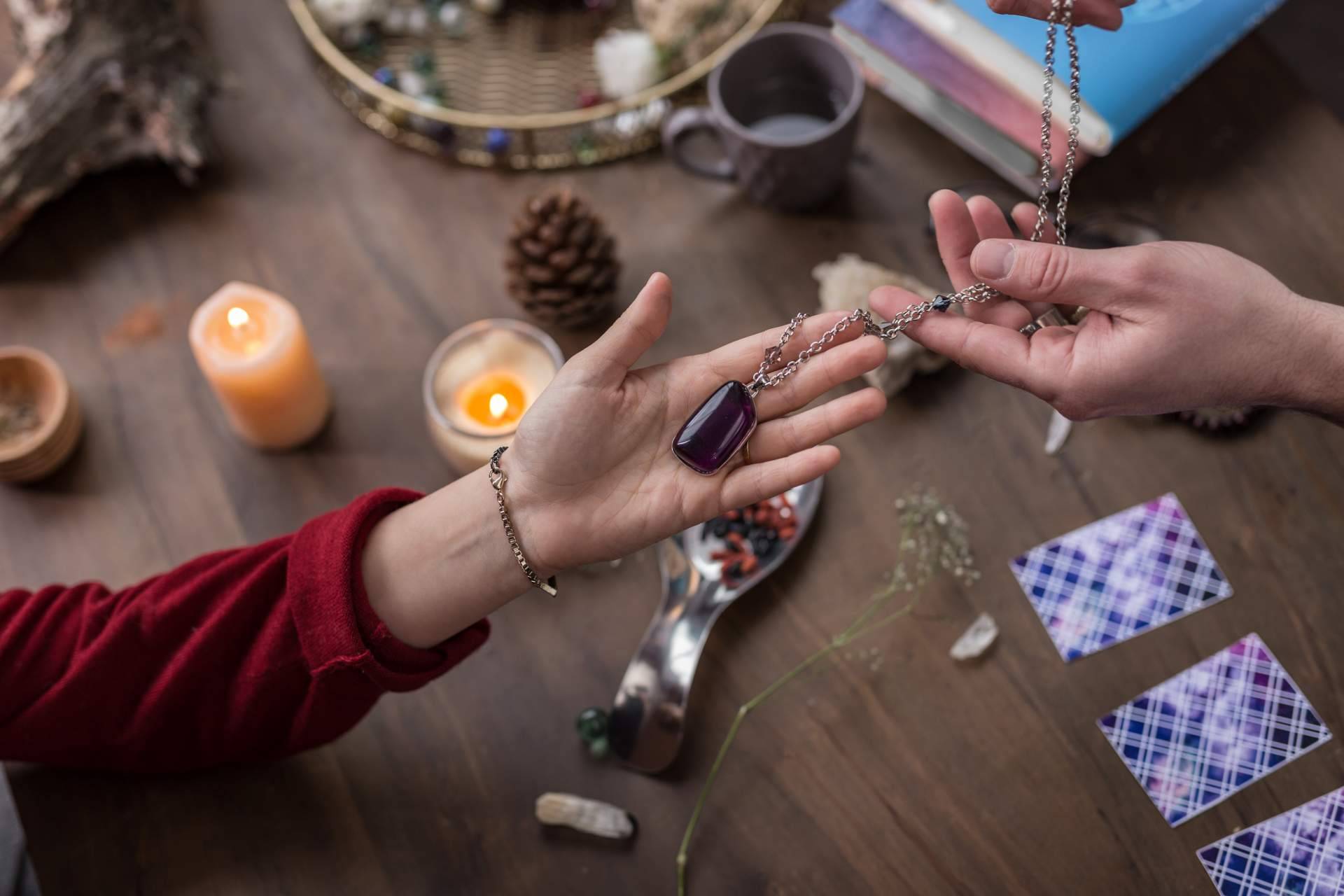 Vidente recomendada experta en la adivinación con amuletos y talismanes: Alicia Caballero