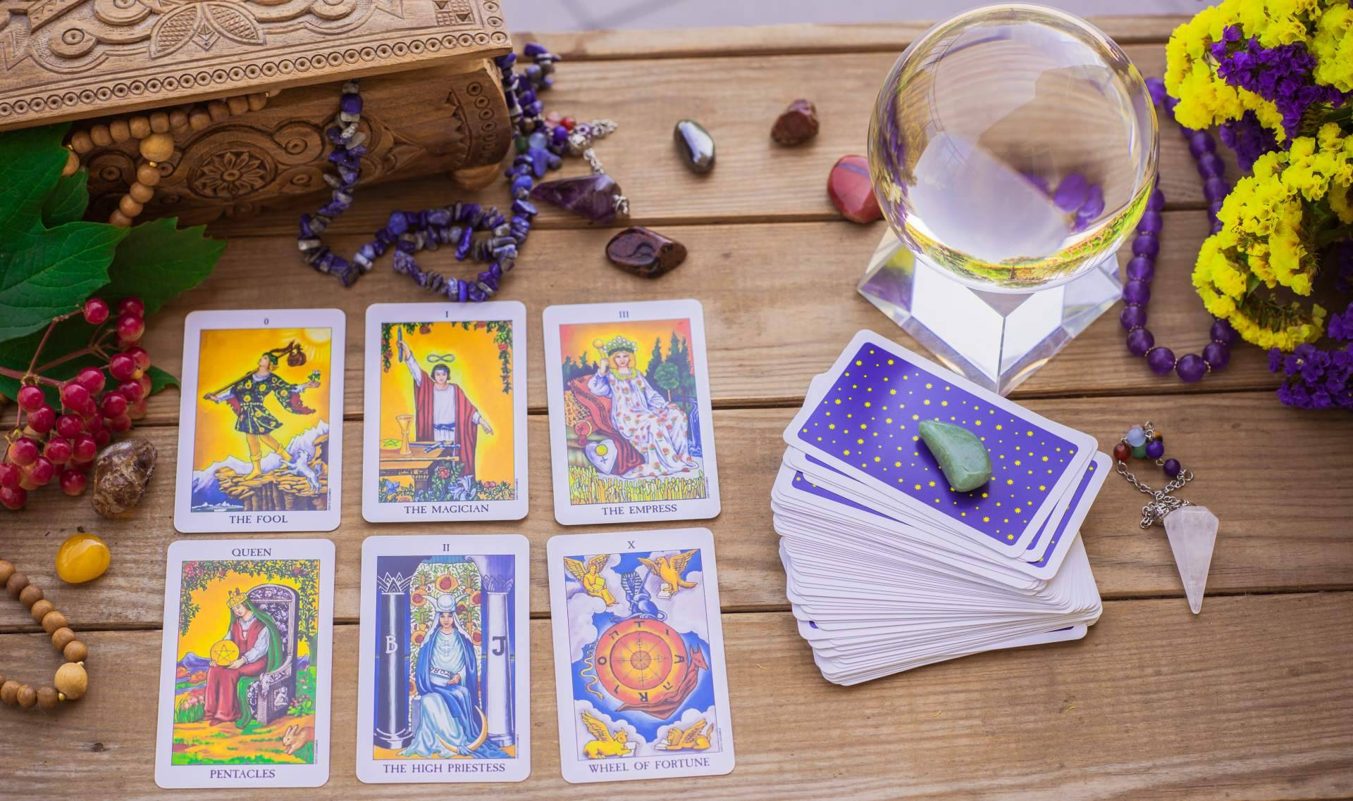 Rosa Sastre realiza la lectura del tarot para encontrar respuestas sinceras