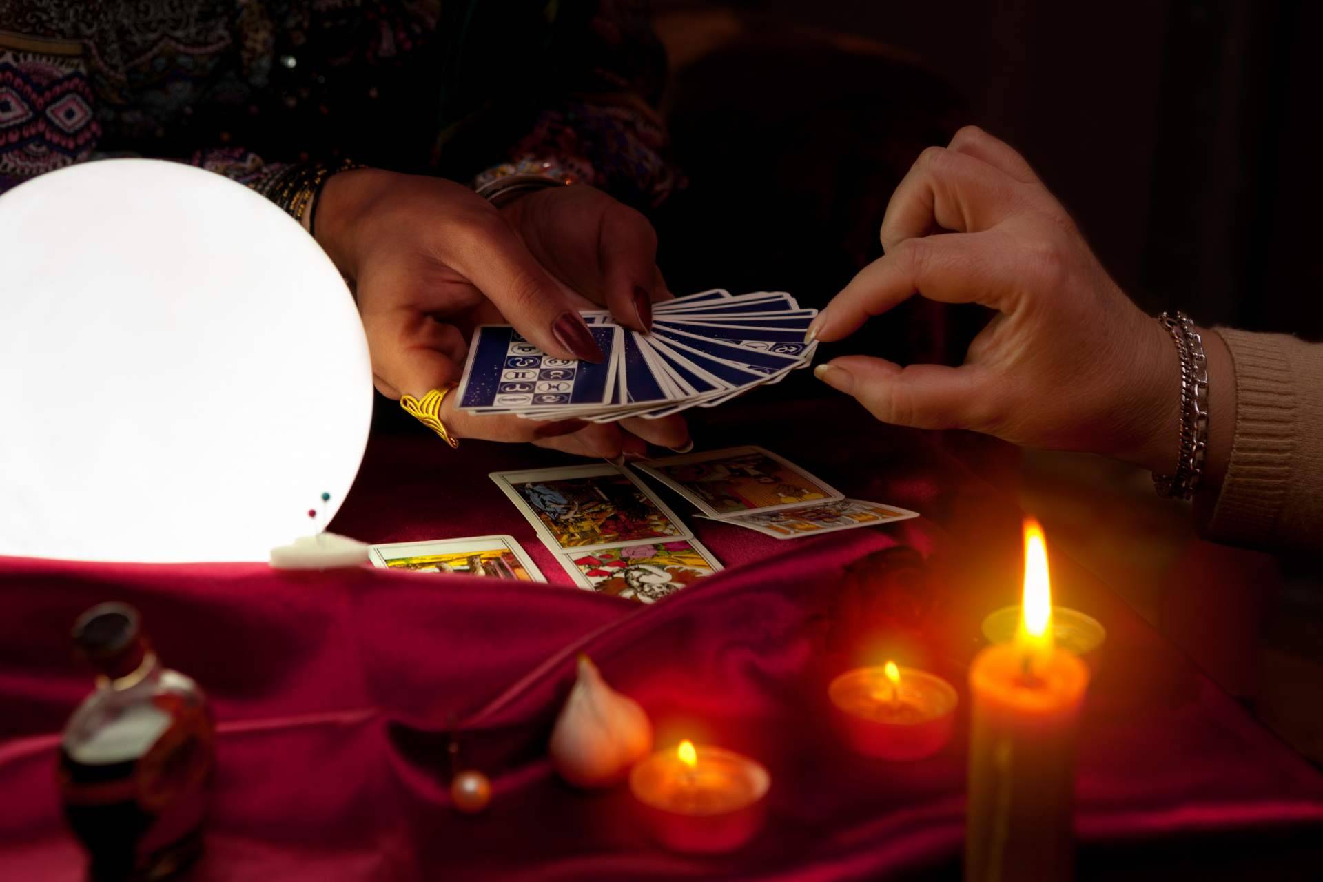 La Casa del Tarot y Videncia dispone de un servicio de tarot de la mano de Manuela Moreno y su equipo de videntes profesionales