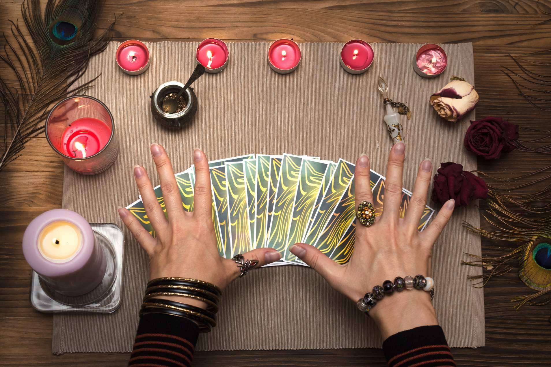 El tarot del amor de La Casa del Tarot y Videncia explica cómo hacer una tirada de cartas correcta