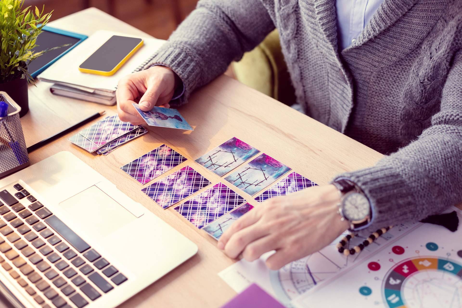 Tarot 10 euros con videntes económicas, el servicio estrella de Tarot de las Meigas