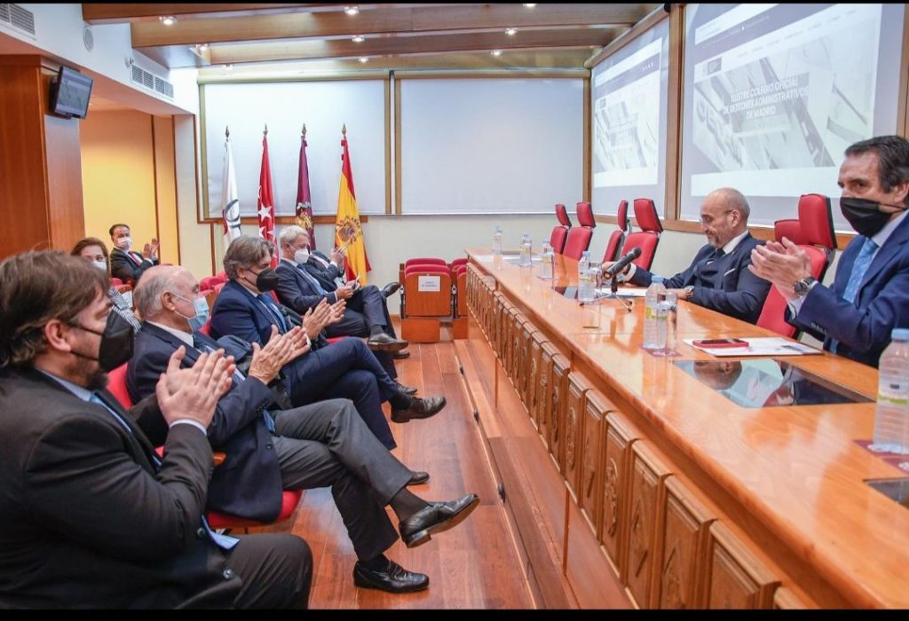 Foto de Fernando Santiago reelegido Presidente de los Gestores