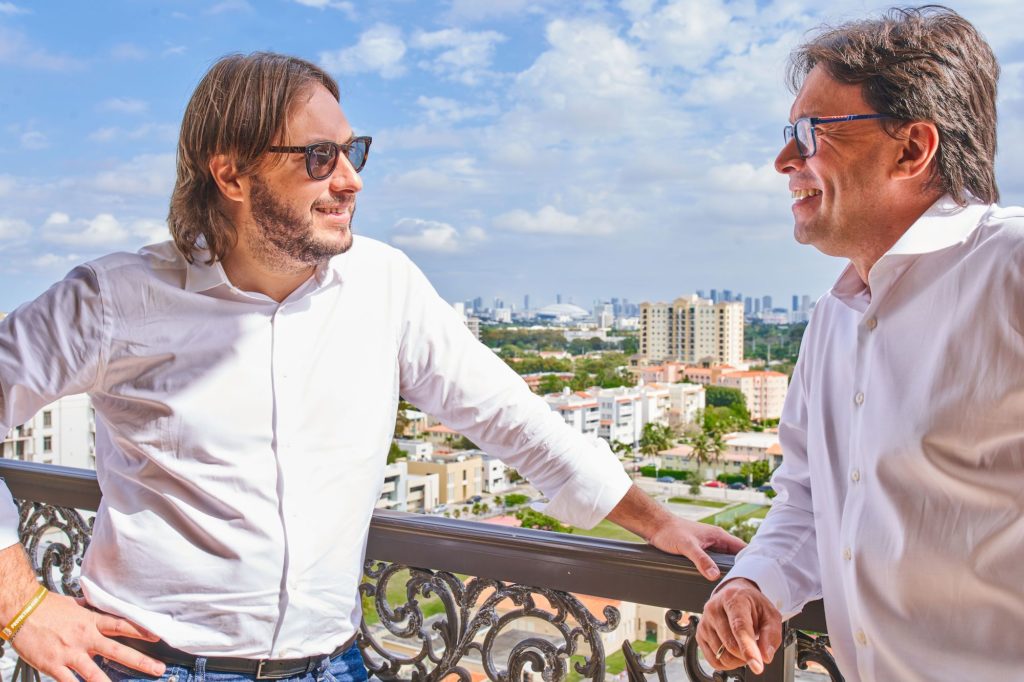 Foto de Andrea Baggio y Juan Ricardo Palacio en las oficinas de Miami