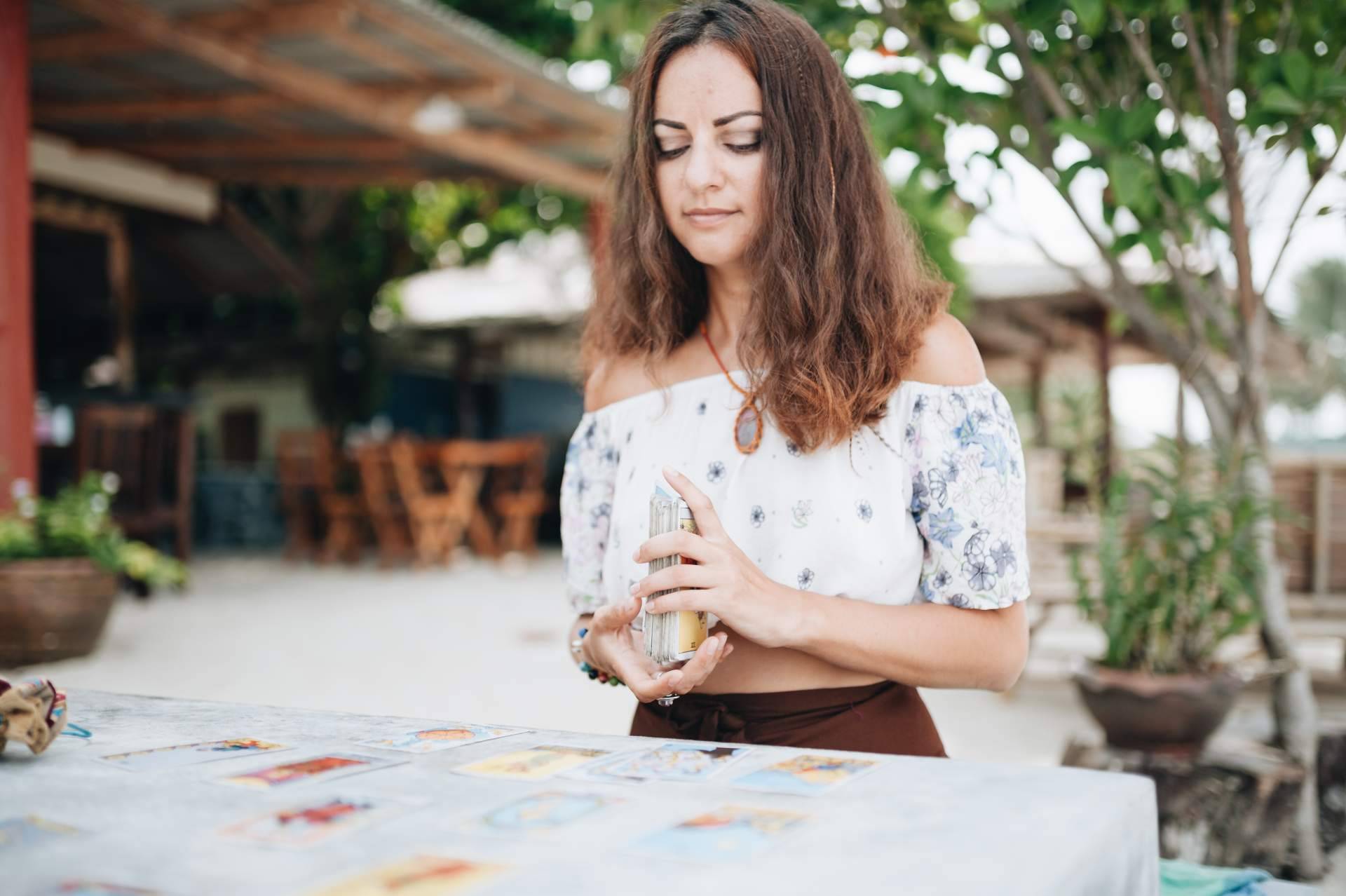 5 consejos por el Tarot Rosa Sastre, para una consulta de tarot eficaz