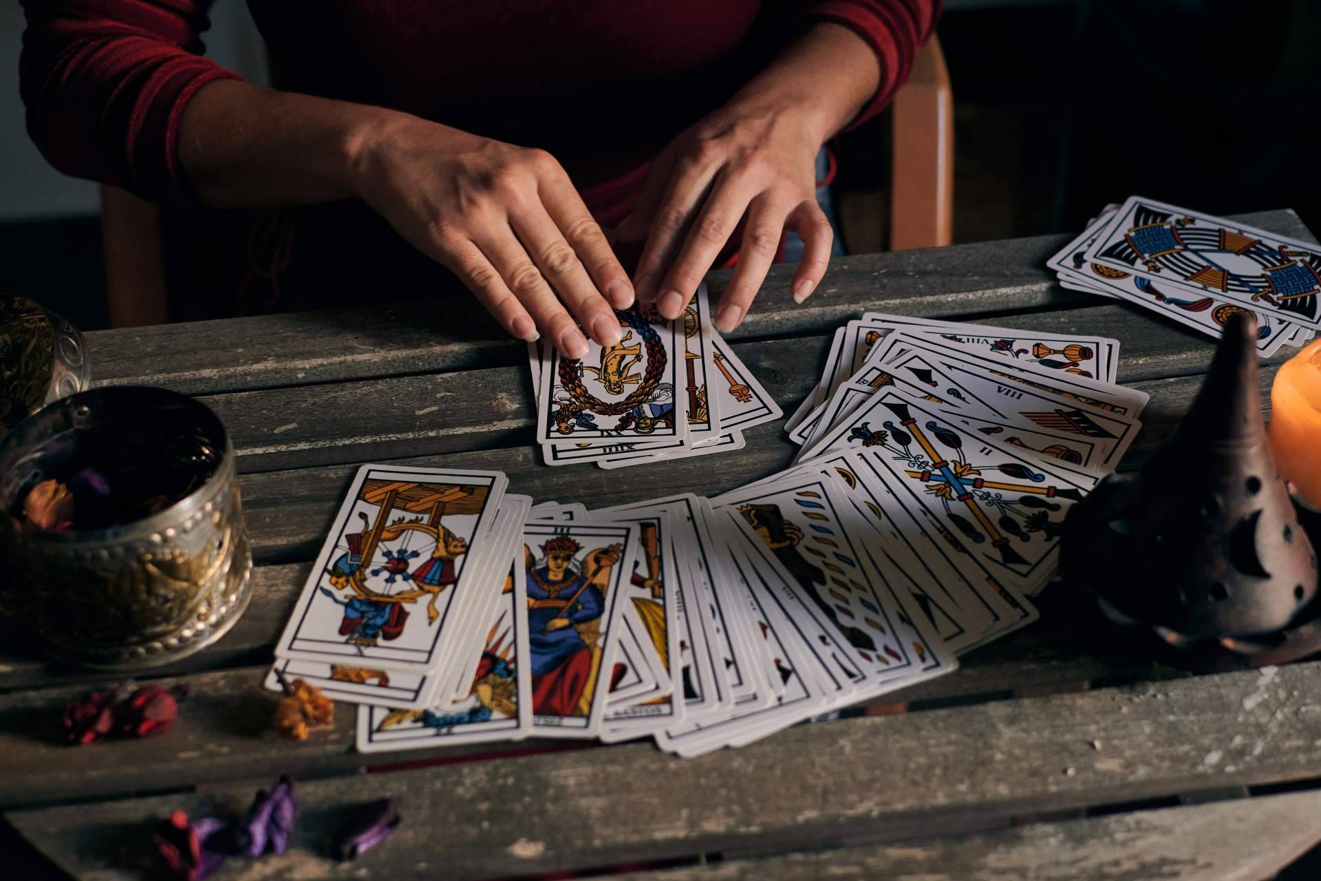 Manuela Moreno, la maestra del tarot y la videncia, ayuda con el crecimiento personal