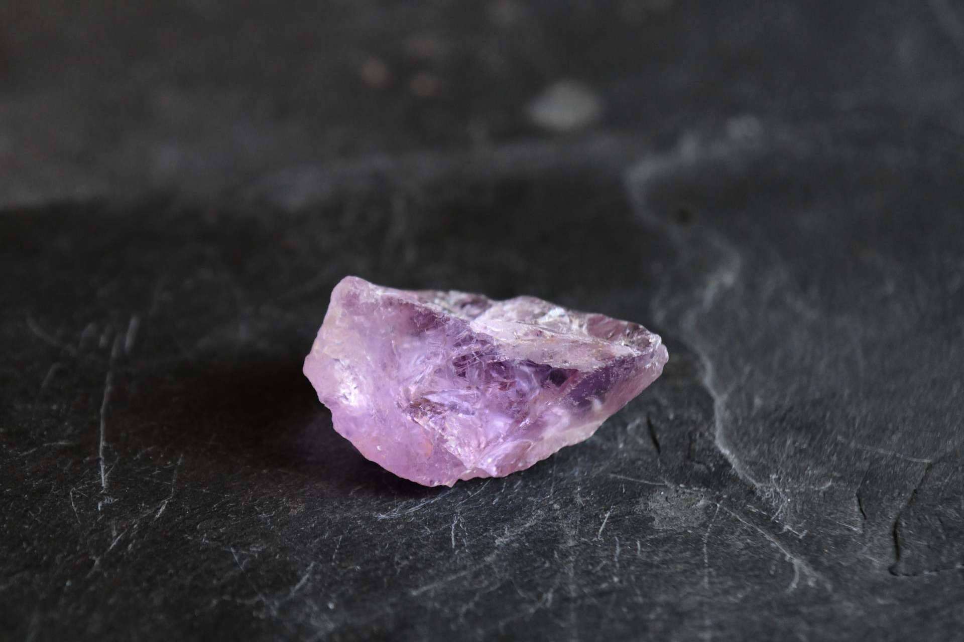Los beneficios de tener una piedra amatista como amuleto