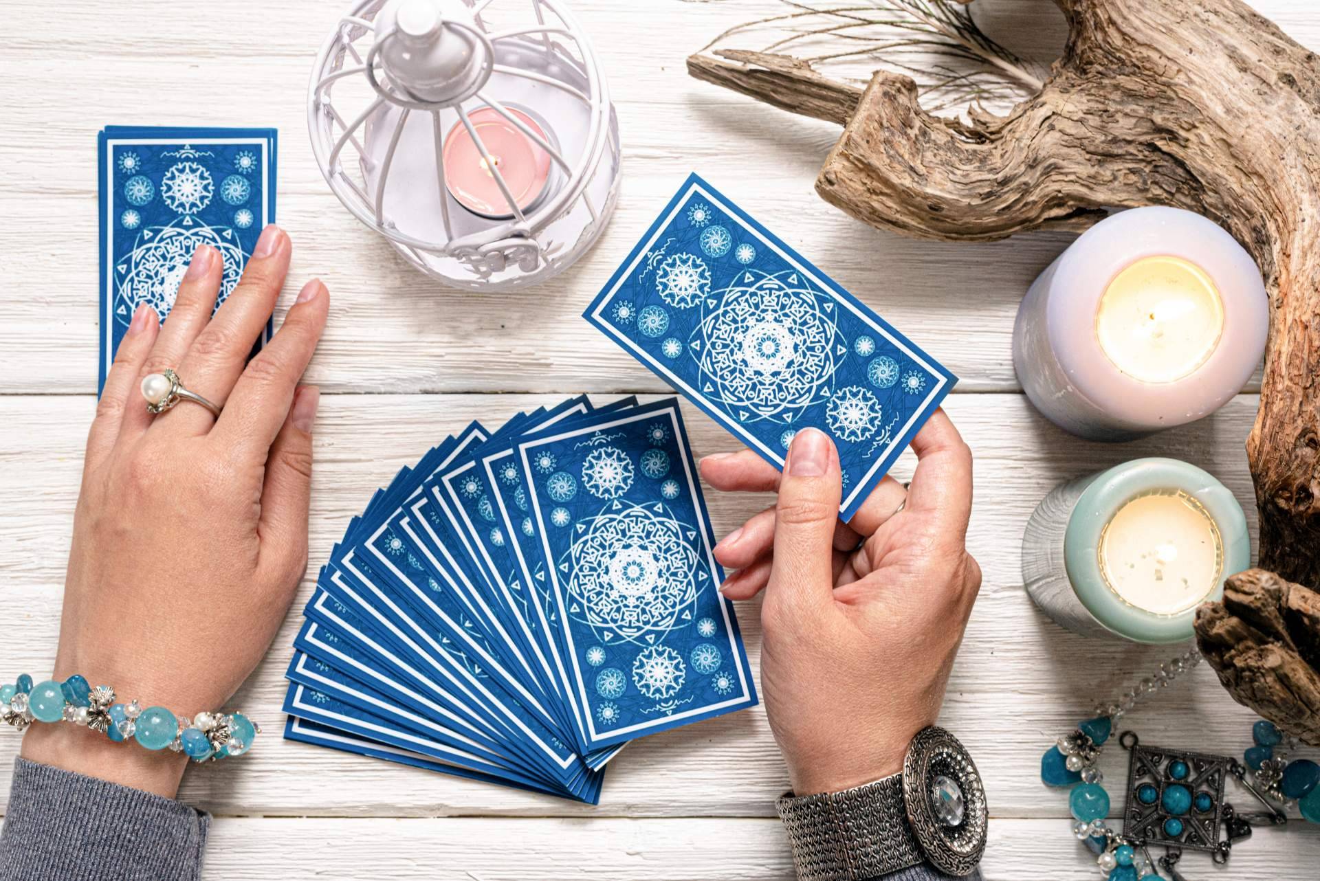 Sesiones de tarot en videollamada con la coach espiritual Mathie López de Castilla