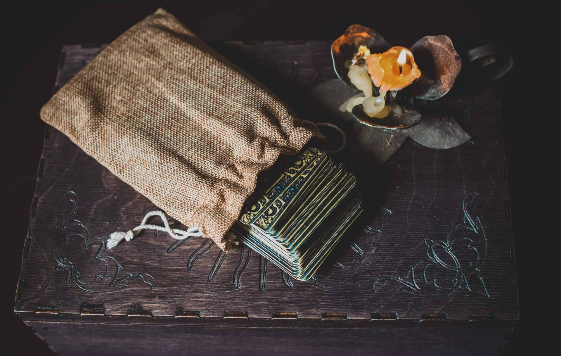 Las tiradas tarot del trabajo pueden esclarecer el camino en etapas convulsas como la actual, por Tarot Gitano