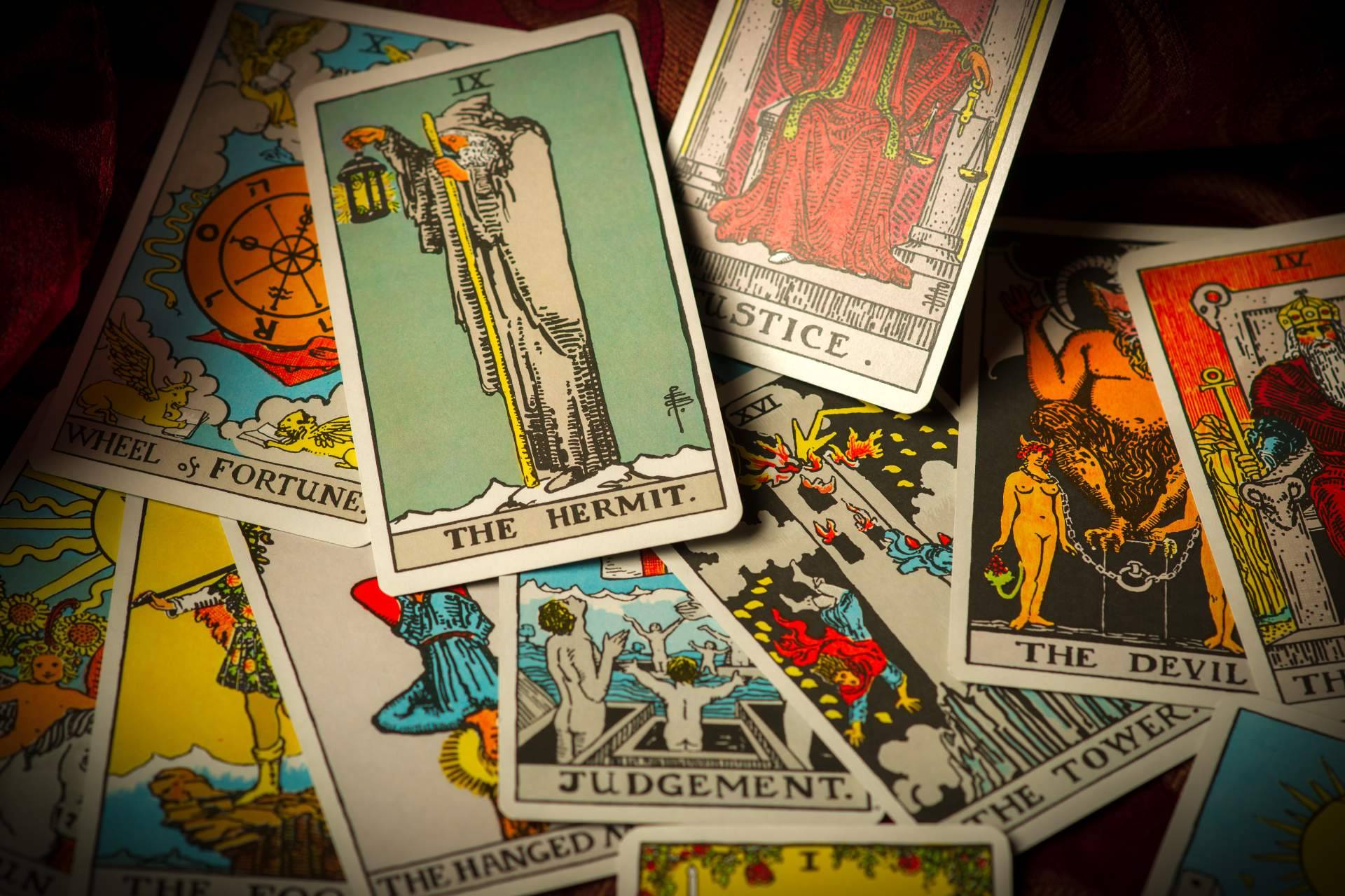 Acceder a consultas telefónicas de tarot y videncia con Trinidad Eclipse