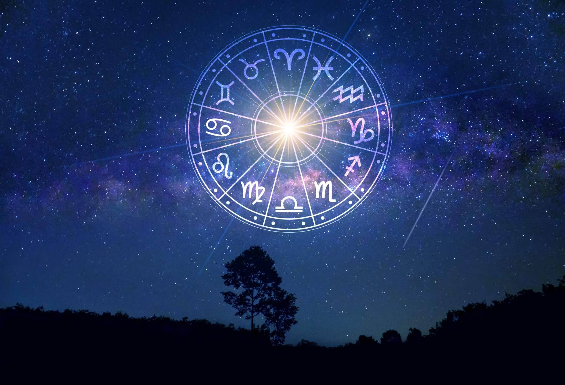 Tarot barato en Astros de Luz desde 5€ de la mano de expertos profesionales en mediumnidad, astrología, numerología, videncia y más