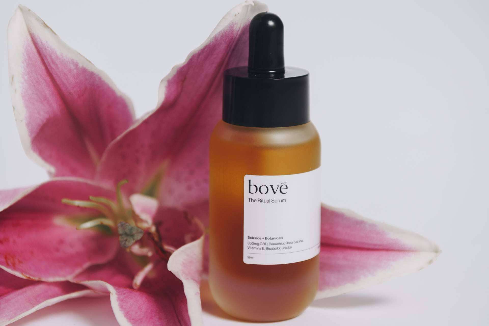 El CBD y la cosmética plant based rejuvenecen y calman la piel, ofreciendo una piel más elástica y luminosa