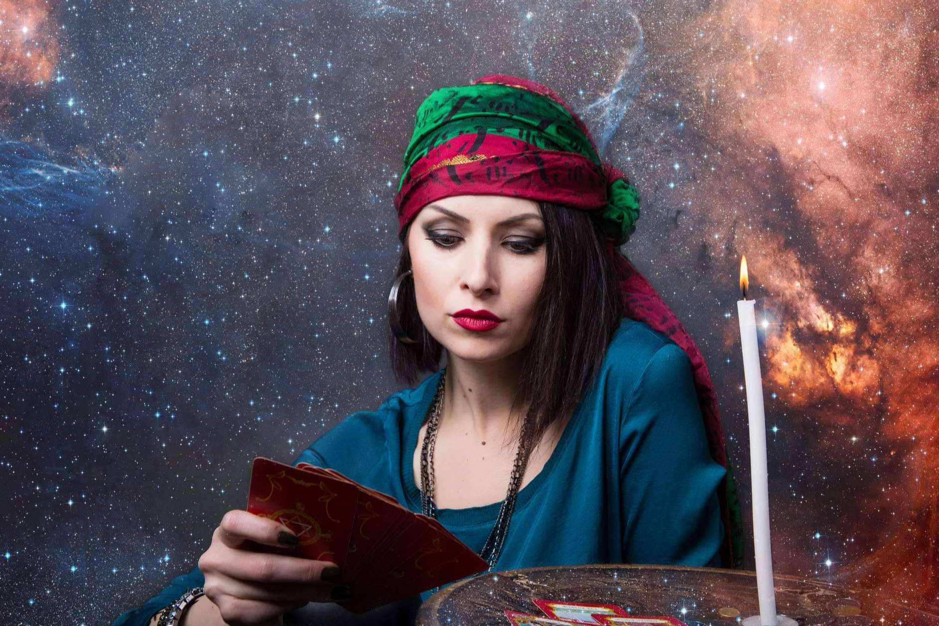 Consulta de tarot a través del teléfono geográfico de la mano de Dama Mágica
