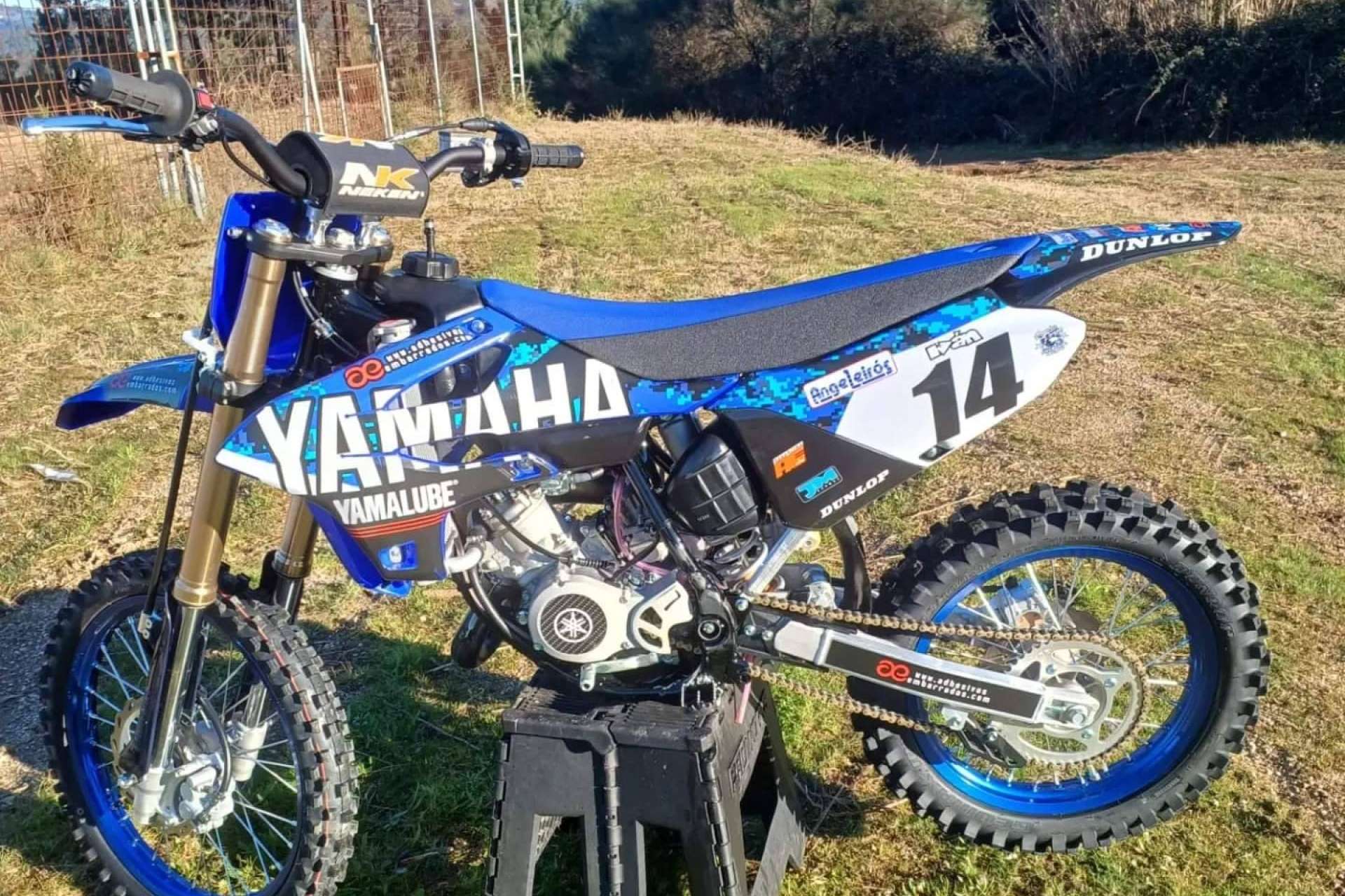 Diseño, resistencia y personalización; los adhesivos de motocross que conquistan el off-road